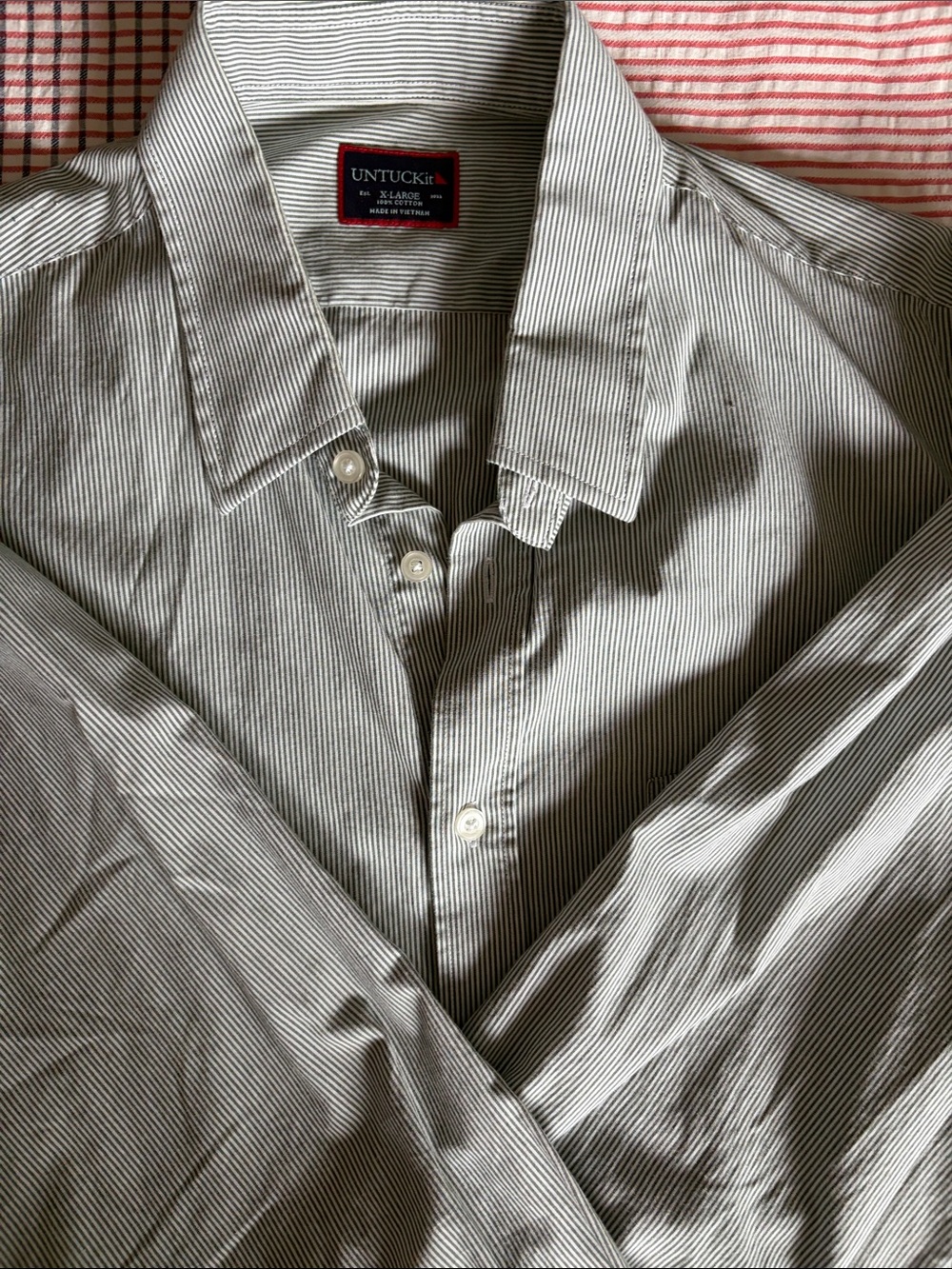 Untuckit - Picture 2 of 3